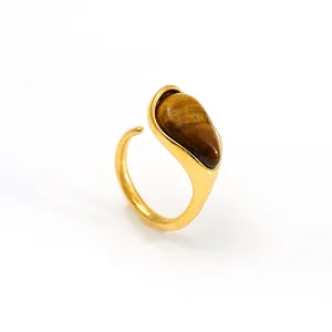 Vintage vergoldeter offener Ring mit einem tropfenförmigen Tigerauge-Edelstein-Inlay