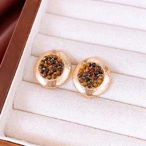 Pendientes vintage redondos dorados con piedras marrones y pasadores de plata