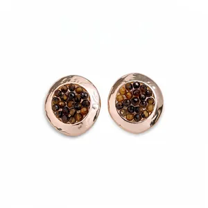 Pendientes de botón redondos de metal martillado con piedras marrones facetadas