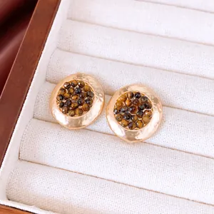 Pendientes de botón vintage dorados martillados con piedras estilo ojo de tigre.