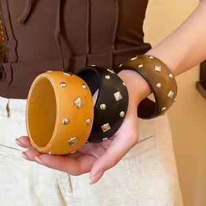 Brazalete Ancho de Madera de Nuevo Estilo Chino Vintage Con Remaches Plateados Romboidales y Redondos Joyería de Lujo