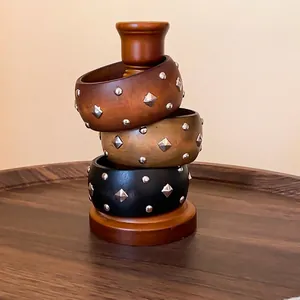 Conjunto de brazaletes de madera de estilo retro con tachuelas de plata en soporte