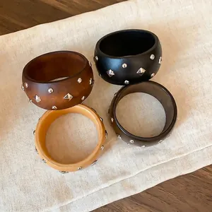 Brazaletes vintage de estilo madera con remaches metálicos en estilo de moda neo-china