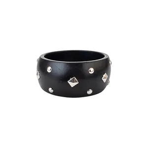 Brazalete negro retro con tachuelas plateadas redondas y de rombo para un look tipo punk