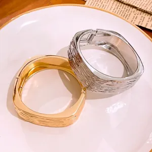 Elegante gold- und silberfarbene quadratische Armreifen mit luxuriöser Knitteroptik