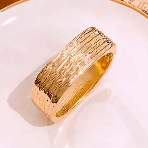 Eleganter goldener quadratischer Armreif mit einzigartiger Faltenstruktur und Glanzfinish