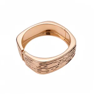 Eleganter quadratischer Armreif in Roségold mit einzigartigem Falten-Design für Damen.