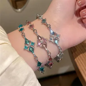 Dames Ruitvormige Hanger Armband Legering Strass Ingelegd Lichte Luxe Minimalistische Verstelbare Ketting Hand Sieraden Mode Cadeau