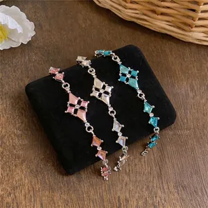 Elegante geometrische ruit hanger armband met sprankelende kleurrijke strass-stenen