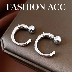 Minimalistische silberne C-förmige Ohrstecker mit poliertem Kugelanhänger für eleganten Schmuckstil