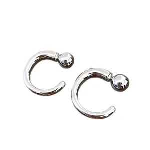 Elegante polierte silberne minimalistische C-förmige Ohrstecker mit glatter runder Kugel