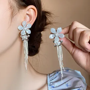 Vue détaillée de boucles d'oreilles fleurs à glands en argent avec zircon brillant