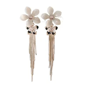 Boucles d'oreilles pendantes fleurs argentées avec longues franges et zircons