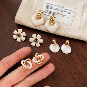 Elegante set bloemvormige en geometrische oorknopjes voor dames, stijlvolle sieraden set