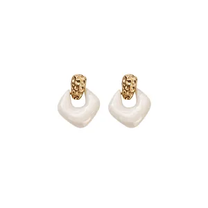 Elegante holle emaille oorknopjes met gouden metalen textuur afwerking voor dames