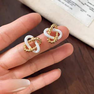 Detailopname van elegante goud-witte in elkaar grijpende bloemenoorknopjes
