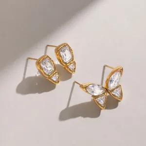 Makro-Detail von mit 18 Karat vergoldeten Schmetterlings- und Zirkonia-Ohrsteckern.