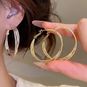 Luxus Kupfer Dreilagige Verdrehte Creolen Mit Silber Ohrringpfosten Einfache Geometrische Gold Silber Galvanisierte Ohrringe Für Damen