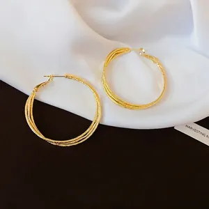 Elegante dreilagige gedrehte goldene Creolen mit stilvollem minimalistischem Design