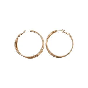 Elegante dreilagig gedrehte Kreolen in Roségold mit minimalistischem Modedesign.