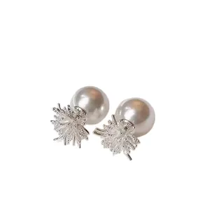 Élégantes boucles d'oreilles perles de style français avec détail fleur en argent