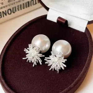 Gros plan détaillé de boucles d'oreilles en perles avec design étoile argenté