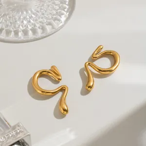 Vue macro détaillée montrant la finition dorée brillante de ces boucles d'oreilles
