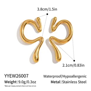 Vue détaillée de boucles d'oreilles courbes liquides en acier inoxydable doré, 3,8 cm.