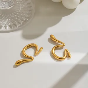 Vue détaillée de la forme liquide organique des boucles d'oreilles en acier doré