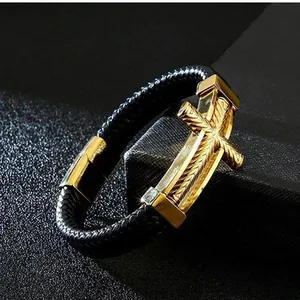 Elegantes Herren-Punk-Armband aus schwarzem Leder mit goldenem strukturiertem Kreuzanhänger.