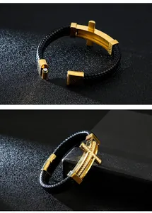 Detailansicht eines geflochtenen Lederarmbands für Herren mit einem edlen goldenen Kreuz