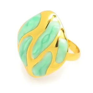 Anillo abstracto de esmalte verde claro chapado en oro con un diseño audaz y chic