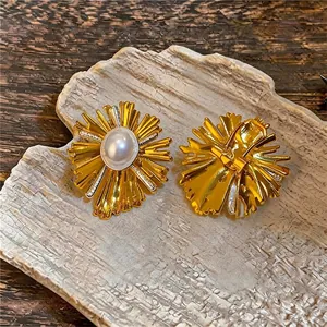 Elegante 18k vergoldete Ohrstecker mit ovaler Perle in Sonnenform, Vorder- und Rückseite