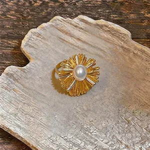 Vintage-Ring 18 Karat vergoldet mit Sonnenstrahlen-Design und ovaler Perle auf Tablett