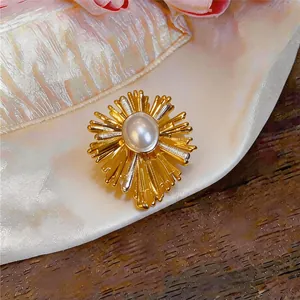 Detailansicht der eleganten 18k vergoldeten Sunburst-Ohrringe mit ovaler Perle