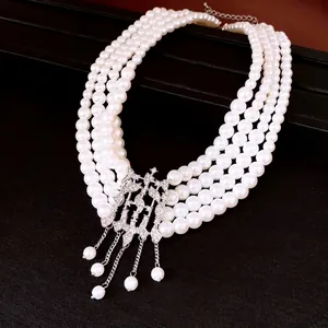 Élégant collier de perles blanches multicouche avec pendentif géométrique en strass