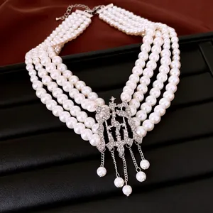 Élégant collier de perles multi-rangs avec pendentif géométrique et pompons