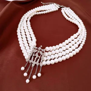 Vue macro d'un collier de perles blanches multicouche avec un pendentif géométrique