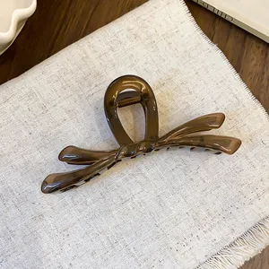 Primer plano detallado de una pinza para el cabello con lazo color gelatina café