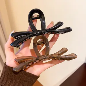 Primer plano de elegantes pinzas para el pelo con lazo en negro y marrón gelatina para mujeres