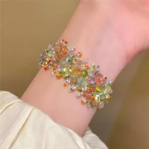 Nahaufnahme eines farbenfrohen böhmischen Glasperlenarmbands mit Texturdetails