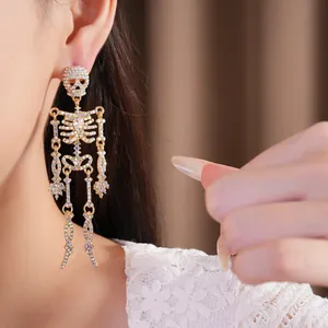 Exquisite Makro-Detailaufnahme funkelnder goldfarbener Skelett-Ohrringe mit Strass
