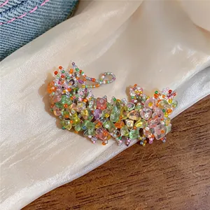 Detailansicht der bunten Glasperlen und Samenperlen auf einem böhmischen Ethno-Armband