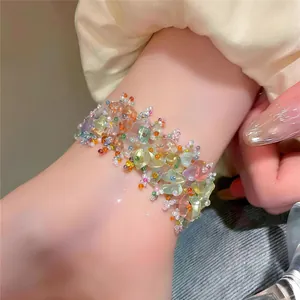 Nahaufnahme eines böhmischen Glasperlenarmbands mit bunten, lichtdurchlässigen Perlen