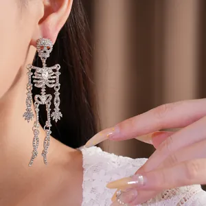 Detailansicht eines funkelnden Skelett-Ohrrings aus Silber mit glänzenden Strasssteinen