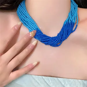 Detaillierte Nahaufnahme einer blauen mehrlagigen Glasperlenkette an einem eleganten Model