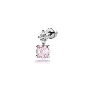 Elegante pendiente de titanio con racimo de flores de circón rosa para oreja.