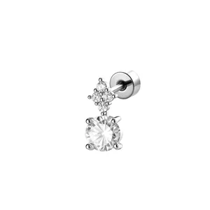 Pendiente de cartílago de aleación de titanio con circonitas de flor brillante