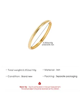 Vista detallada del brazalete de hierro dorado con diámetro de 6,7 cm y peso de 10 g