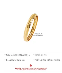 Primer plano de brazalete de metal dorado con especificaciones de peso y material.